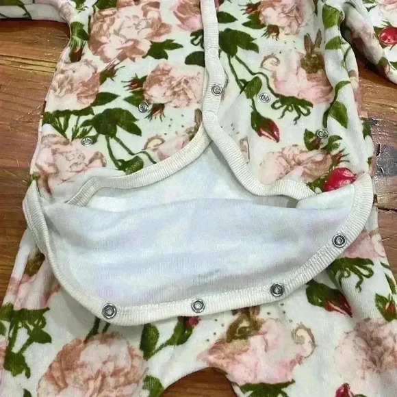 Little Akiabara Velvet Floral button onsie footie pajamas size 6 months - Picture 7 of 9